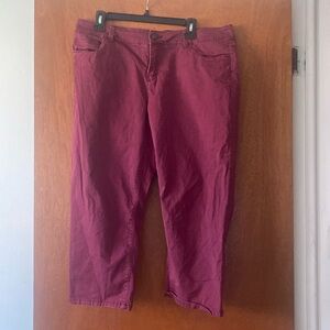 Liz Claiborne Size 14 Burgundy Capri’s. In good pre-owned condition.
